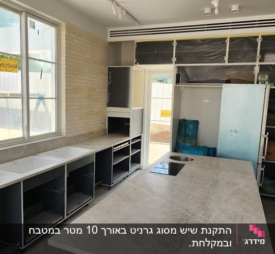 משטחי שיש במטבח מודרני עם כיור וכיריים